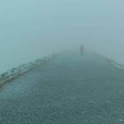 Auf der Staumauer; auch andere Verrückte sind bei dem Wetter unterwegs.