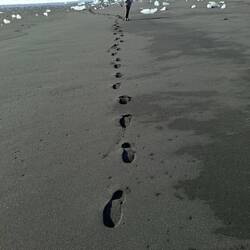 On enchaîne plus loin, donc encore plus seuls alors qu'on était déjà seuls si loin dans les diamants