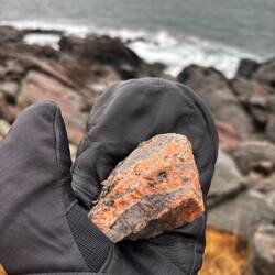 Oh le beau caillou! (Granit rouge avec petits bouts de quartz)