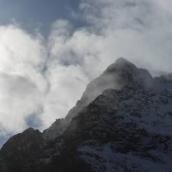 Les nuages laissent place aux montagnes