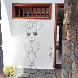 Eingang zur Damen-Toilette