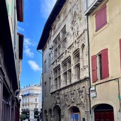 Façade de la maison des têtes