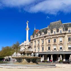 Fontaine monumentale. Ciel bleu par 5°C et rafales à 60 km/h