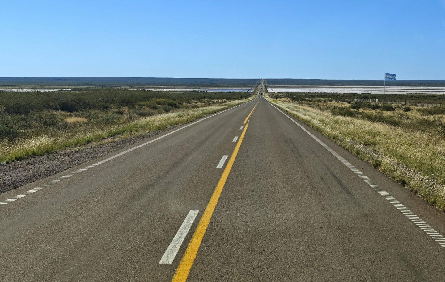 Meist recken sich die Straßen schnurgerade bis zum Horizont