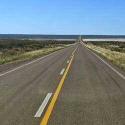 Meist recken sich die Straßen schnurgerade bis zum Horizont