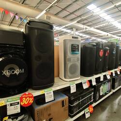 Boom-Boxen gibt es in jedem größeren Tienda