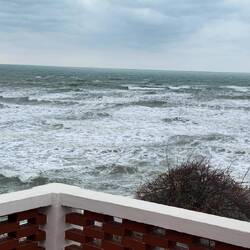 Das Meer ist ziemlich aufgewühlt ob das starken Sturms