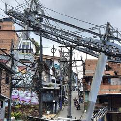 Es geht auch zwischen den Häusern durch