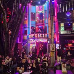 Der DJ legt auf dem Balkon auf