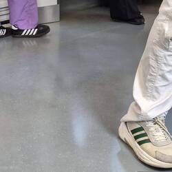 Original Adidas mit drei oder vier Streifen ?