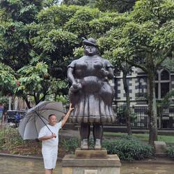 Mit Skulpturen des gleichnamigen Künstlers