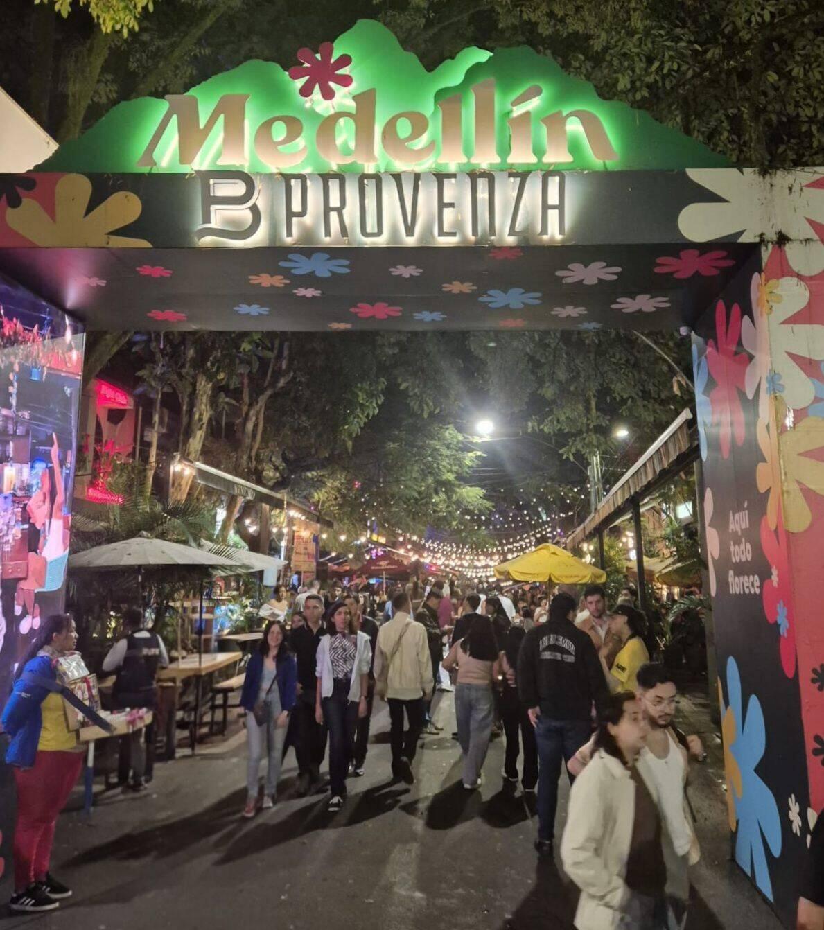 Die Kneipenstraße im Viertel ,El Poblado'