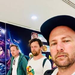 Erster Flug geschafft. Es folgte der Sprint. Reisen wie Triathlon.