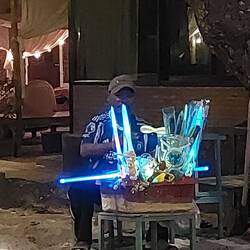 Ein ambulanter Tinneffverkäufer legt eine kurze Erholungspause ein