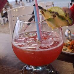Sundowner: nicht Tea for Two, dafür aber ein großes Glas Singapore Sling für Zwei