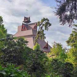Wir nähern uns der Kirche