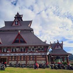 Am Sonntag ist Messe und die meisten kommen mit dem Motorroller