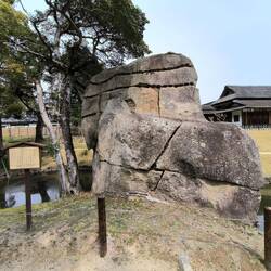 Las marcas de la piedra es porque viene transportada de otro lado, la cortaron y la trajeron aqui