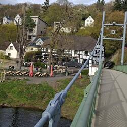 ....und es geht über die tolle Hängebrücke an der berühmten Sieglinde!