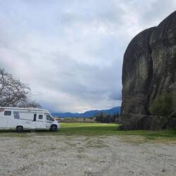 Einquartiert haben wir uns in Sarakina neben einer Kletterwand und einem Flussbett 👌
