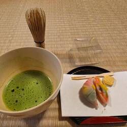 Matcha-Tee mit Wagashi