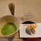 Matcha-Tee mit Wagashi