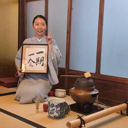 unsere fröhliche und liebe Teemeisterin (Chajin auf Japanisch)