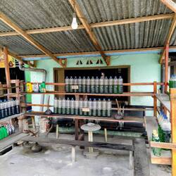 Der Sprit für die Motorroller wird in Flaschen verkauft