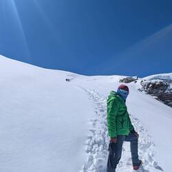 Unser Weg nach oben - an der Schneeflanke entlang