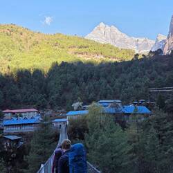 Hohe Berge werfen am Morgen lange Schatten