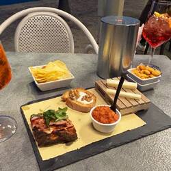 Aperol Spritz und Campari Spritz inkl. Apperitivo für 3€. Schmatzofatz!