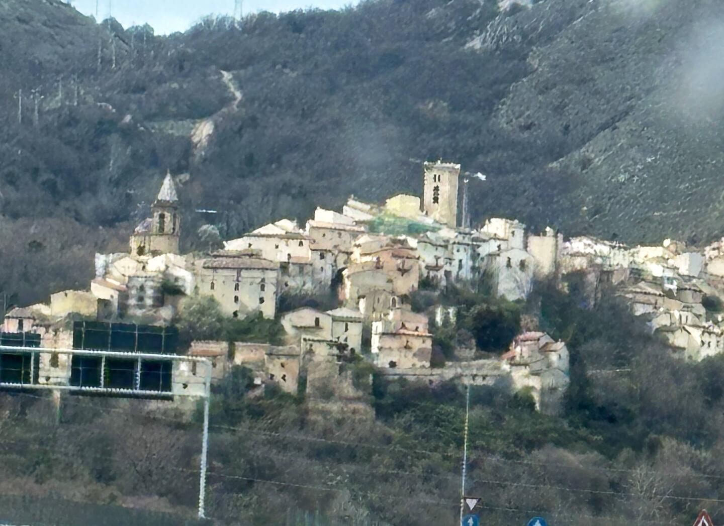 Dörfer, die aus Bergen wachsen. Abbruzzen.