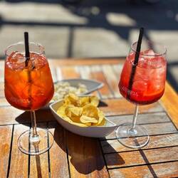 Obwohl geschlossen bekommen wir Aperol Spritz und Campari Spritz. Gäbe es in Wien niemals!