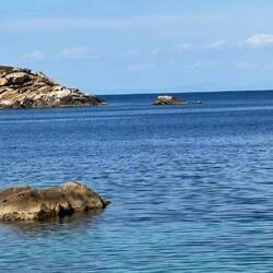 An diesem kleinen Felsen im Hintergrund rechts geriet die Costa Concordia in Seenot