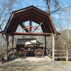 Mit den Wagen sind Sie über die Brücke gefahren.