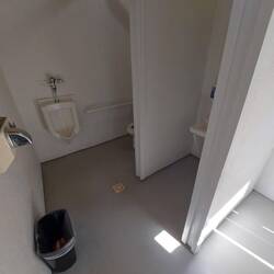 Bei Toiletten sind Sie ja seltsam, die hatte nur zwei Saloonschwingtüren am Eingang 🫣