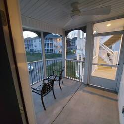 Mit Balkon natürlich. Komplett mit Fliegengitter verkleidet.