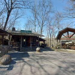 Links Eingang und Souvenirladen.