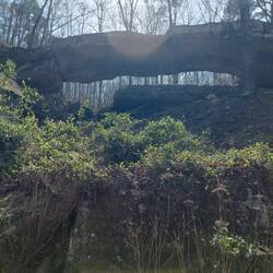 Die Brücke mit Gegenlicht.