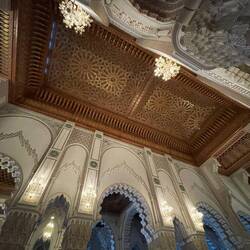 Das Dach der Moschee wiegt 1.100 t und lässt sich öffnen!