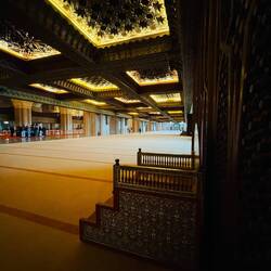 Die roten Streifen markieren die Abstände beim Gebet.