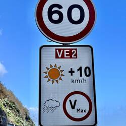 Nicht nur für E-Autos: Bei Sonnenschein darf man 10km/h schneller fahren.