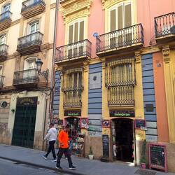 Superschöne Fassaden und tolle Balkongitter 🤗 - unten Eingang zur Wunderkammer