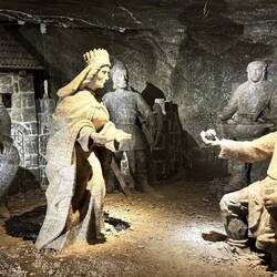 Die Legende erklärt symbolisch, wie das „Salz nach Polen kam“. Kinga gilt seitdem als Schutzpatronin