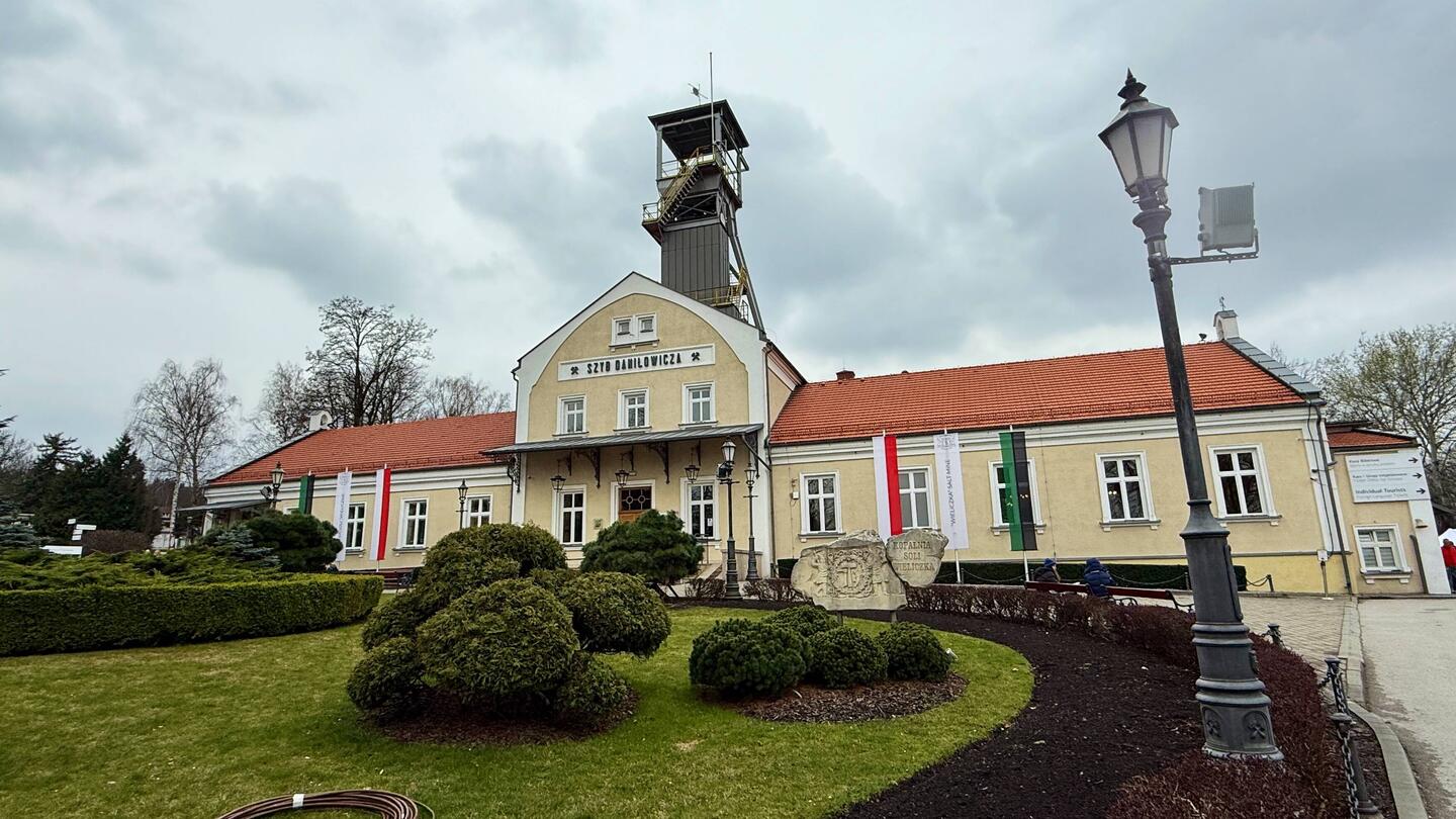 Salzmine mit Förderturm