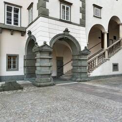 Die Stufen links im Bild erleichtern das Aufsteigen auf das Pferd