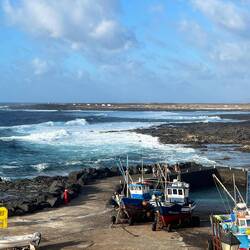 Blick von der Dachterrasse auf den kleinen Hafen von La Santa