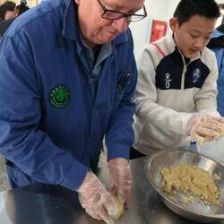 Making the panda cake supplement, ready to be steamed