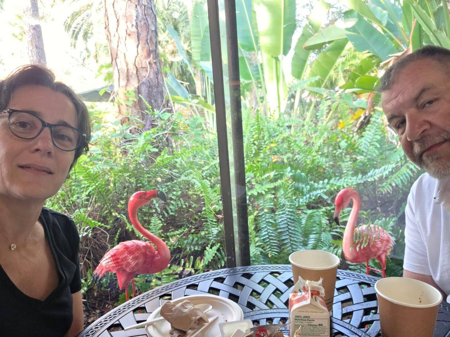 Petit dej dans le jardin de l hotel