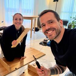 Am letzten Freitag habe ich meiner Untermieterin Leila dabei geholfen, den neuen Tisch aufzustellen.